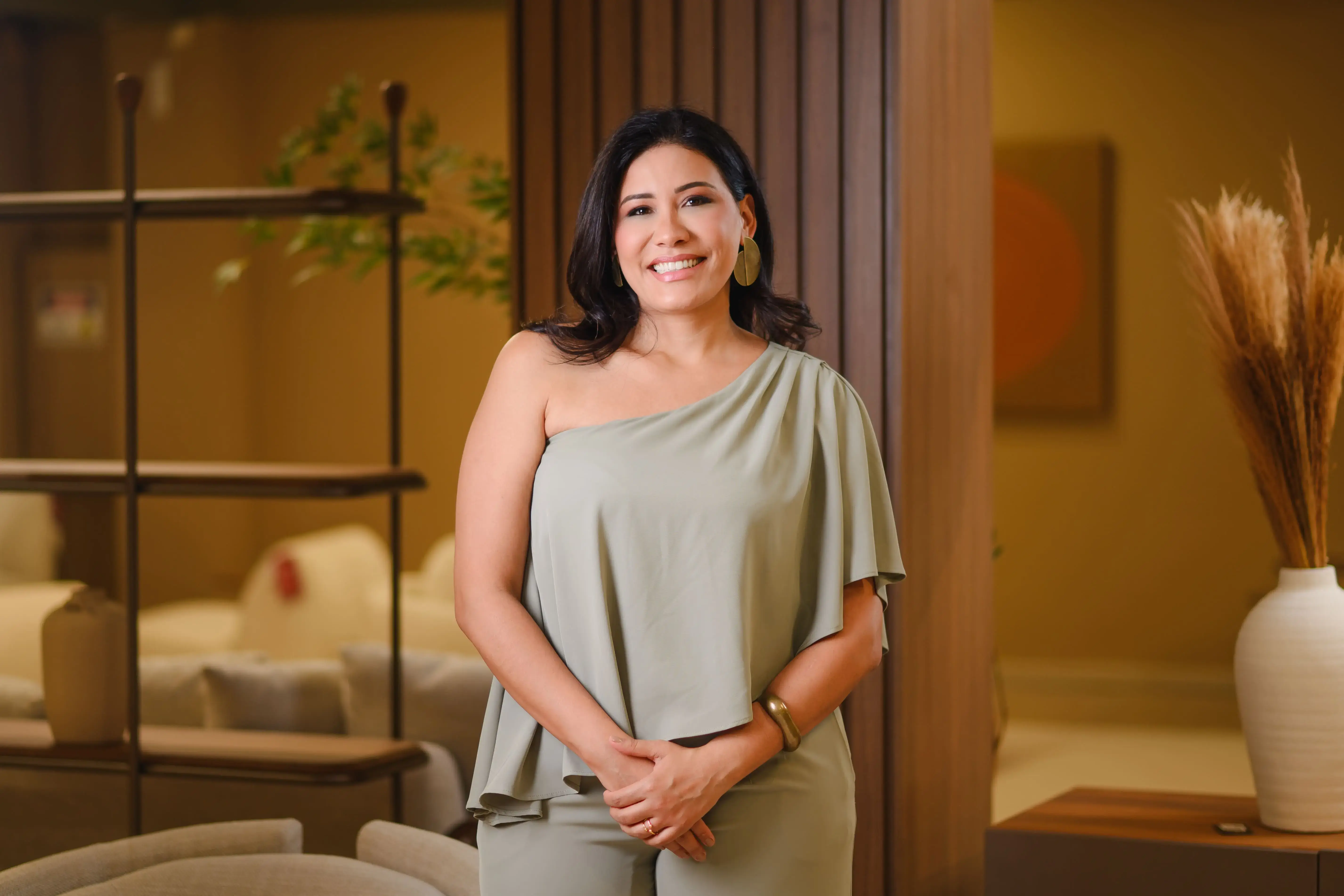 Dra. Nathalia em ambiente clínico elegante